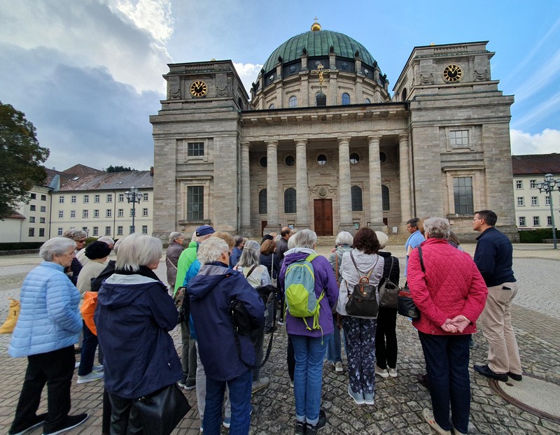 Imposanter Dom – Moderne Kirche – Weite, schöne Landschaft