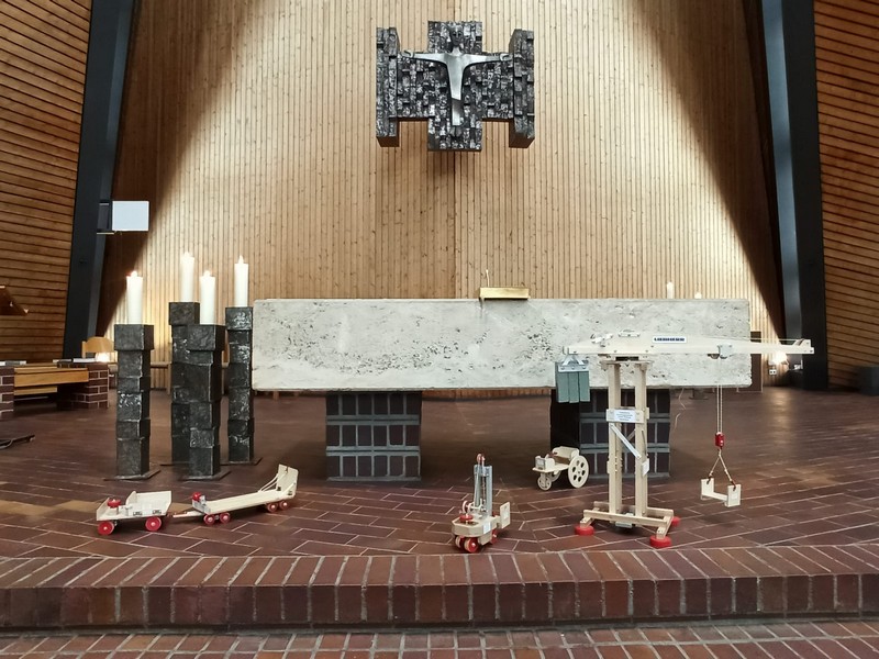 Holz-Baumaschinen in der Kirche: Überraschung in der St. Andreas Kirche